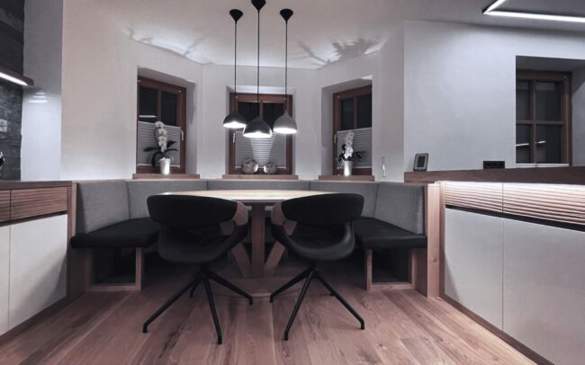 Küche Stein Eiche Fliesen Schwarz EWE Wandbeklebung Miele indirekte Küchenbeleuchtung Griffmulde Bar Board Wohnhaus Küche Altholzfronten Miele Altholz kleine Küche Miele Griffmulde