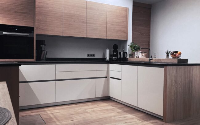 Innenarchitektur Detail Auszeit Sauna Küche Stein Eiche Fliesen Schwarz EWE Wandbeklebung Miele indirekte Küchenbeleuchtung Griffmulde Bar BoardSchlafzimmer charletideas chaletlife chaletexterior luxurylifestyle designhomes interior interiordecorating interiorinspiration kachelofen gemütlich sauna stein hütte alpencharakter Sitzecke Tanne Miele Sauna Linde Wellnessbereich Sauna Terasse Lakra Holzküche Detail