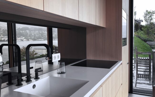 Innenarchitektur Detail Auszeit Sauna Schlafzimmer charletideas chaletlife chaletexterior luxurylifestyle designhomes interior interiordecorating interiorinspiration kachelofen gemütlich sauna stein hütte alpencharakter Sitzecke Tanne Miele Millstättersee Holzküche Detail Küche Bosch EWE
