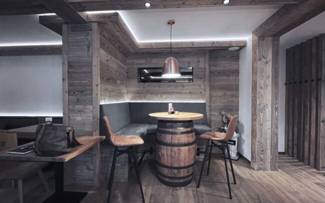Sporthotel Annaberg gastraum Innenarchitektur Detail Auszeit Sauna Schlafzimmer charletideas chaletlife chaletexterior luxurylifestyle designhomes interior interiordecorating interiorinspiration kachelofen gemütlich sauna stein altholz altholzsonnenverbrannt hütte alpencharakter Sitzecke restaurant design
